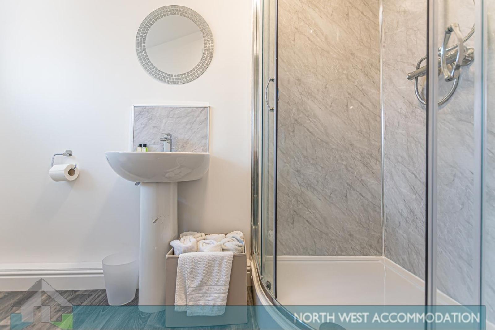 Wellfield Serviced Accommodation 워링턴 외부 사진
