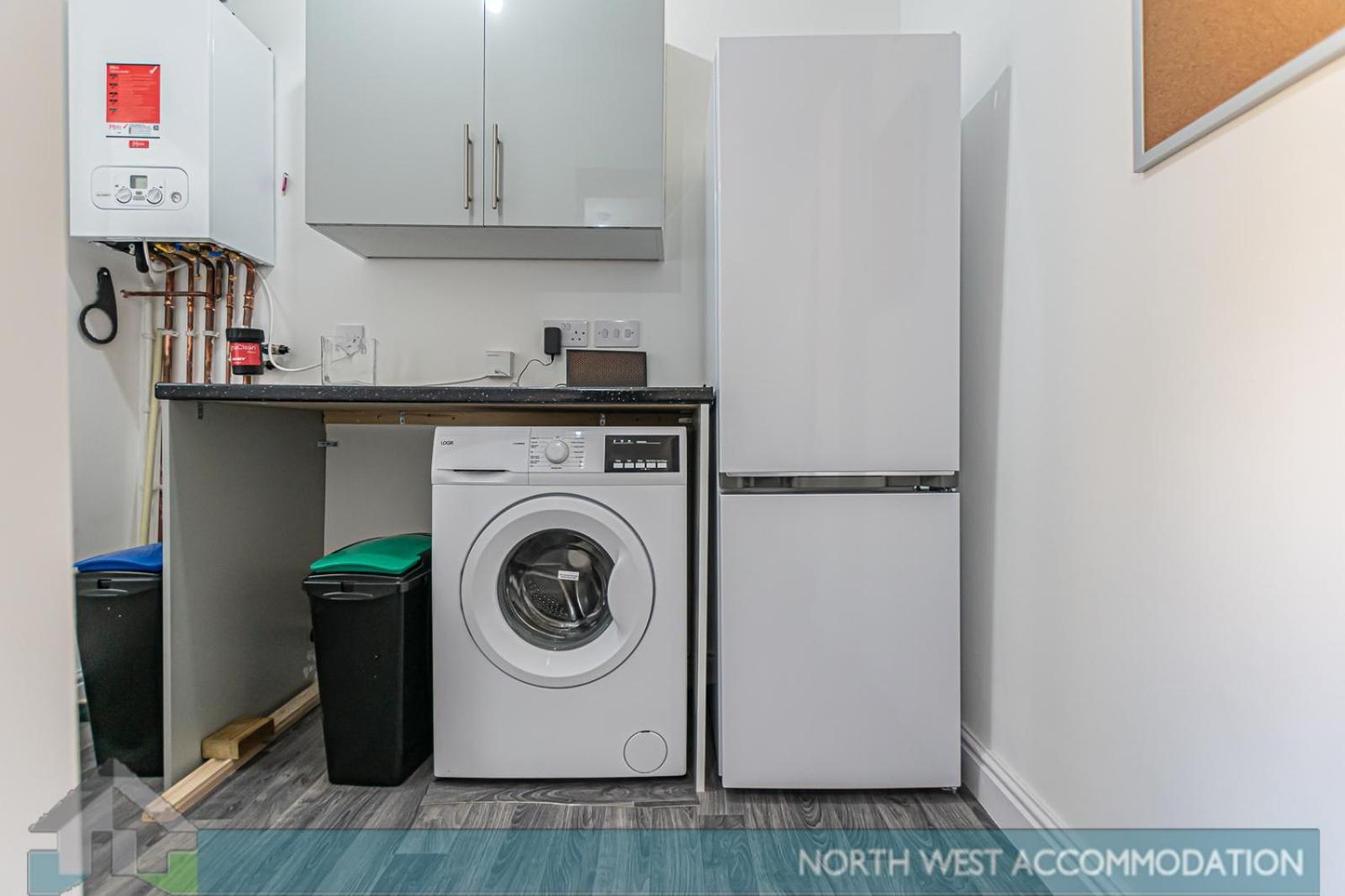 Wellfield Serviced Accommodation 워링턴 외부 사진
