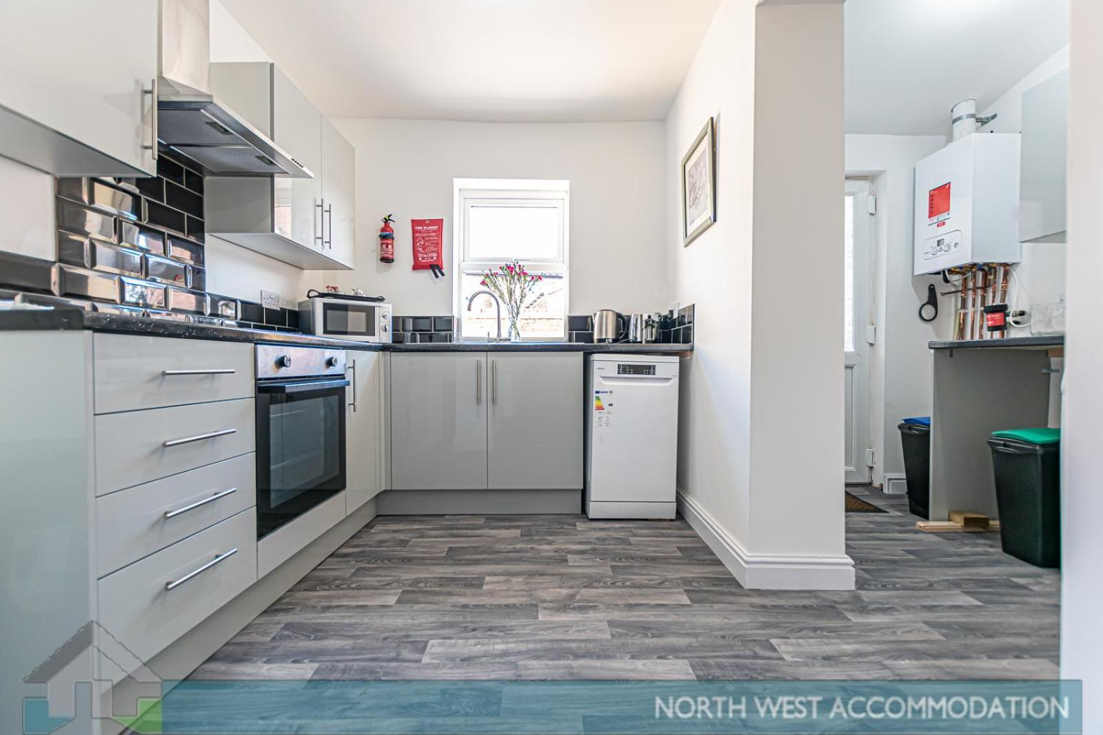 Wellfield Serviced Accommodation 워링턴 외부 사진