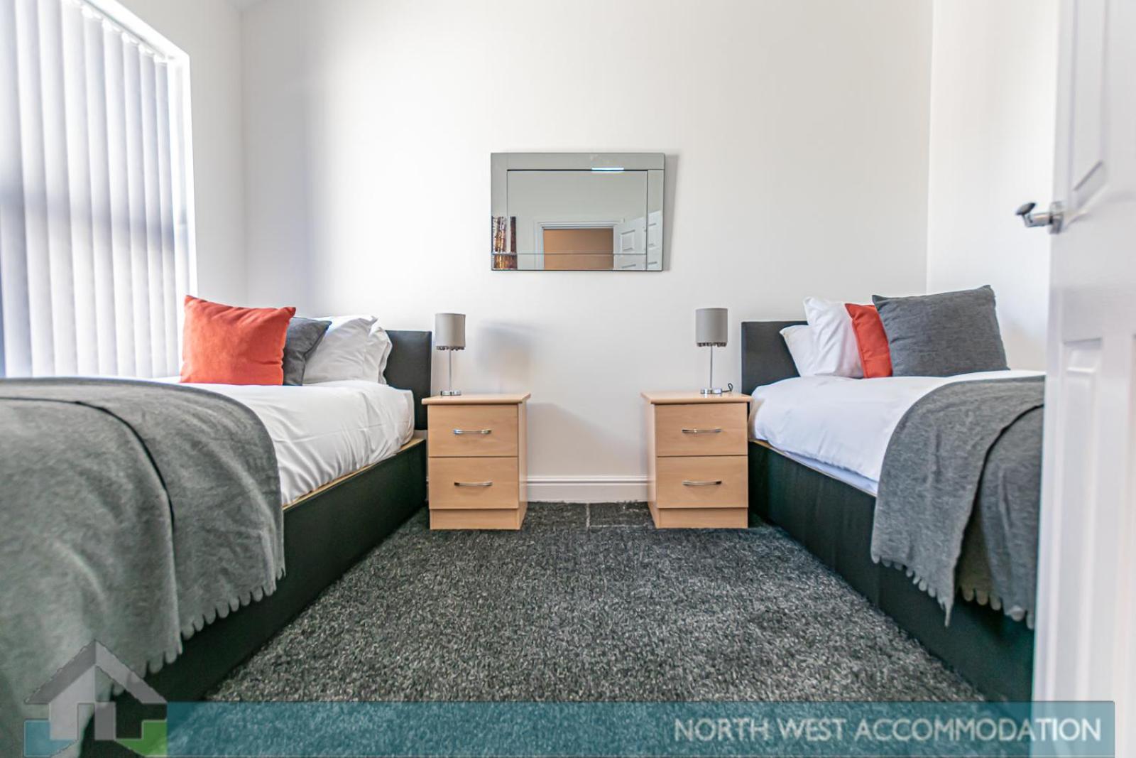 Wellfield Serviced Accommodation 워링턴 외부 사진