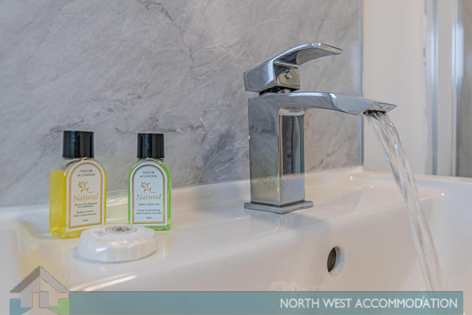 Wellfield Serviced Accommodation 워링턴 외부 사진