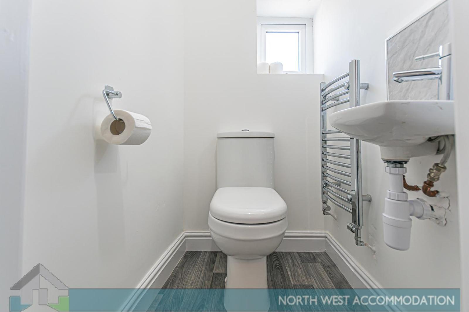 Wellfield Serviced Accommodation 워링턴 외부 사진