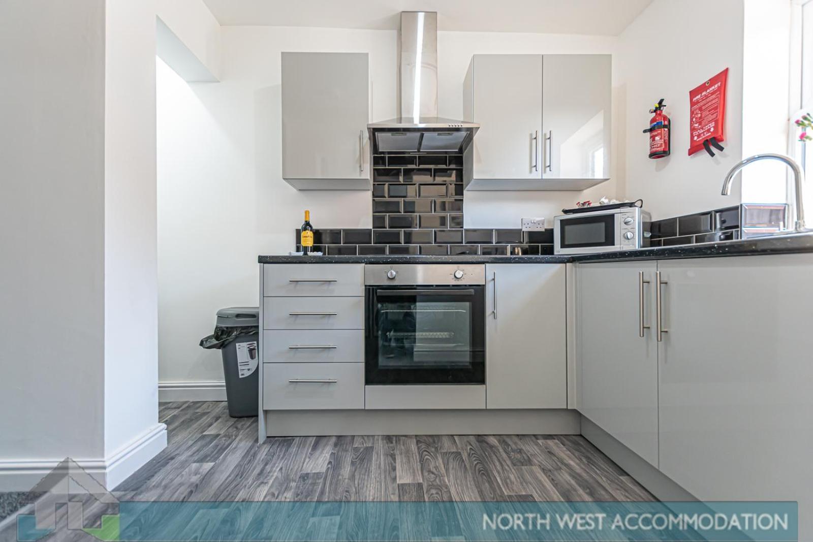 Wellfield Serviced Accommodation 워링턴 외부 사진