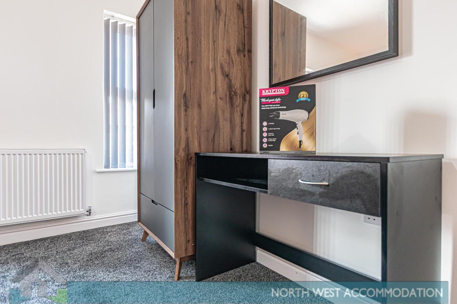 Wellfield Serviced Accommodation 워링턴 외부 사진