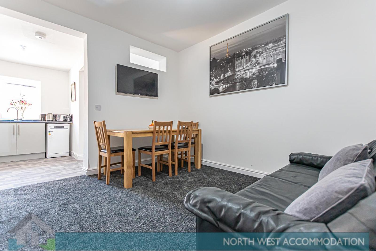 Wellfield Serviced Accommodation 워링턴 외부 사진